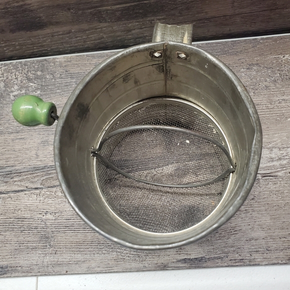 Vintage Bromwell’s Measuring Flour Sifter 3 Cup with Green Handle - Picture 3 of 3